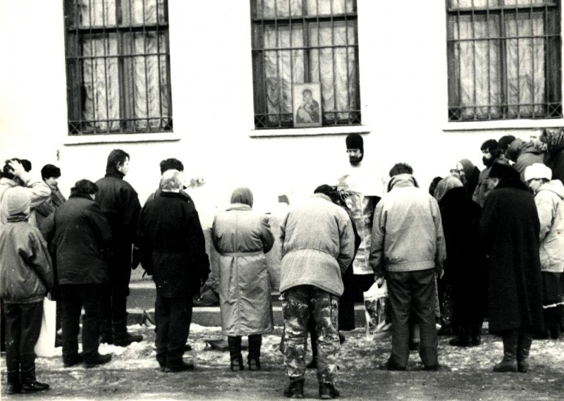 Церковь иконы Божией Матери «Всех Скорбящих Радость» на Шпалерной улице в период настоятельства священника Александра Чистякова, 1993 г. Храм верующим не возвращён, настоятеля и прихожан в него не пускают: в нём репетируется коммерческим хором херувимская песнь. За алтарём со стороны проспекта Чернышевского священник Александр Чистяков совершает молебен Божией Матери.